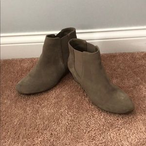Very comfortable! Lightly worn! New looking!